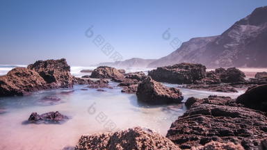 潮海蓝色的水岩石海岸海微风波飞溅